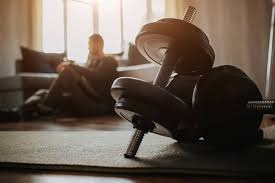 什么是博弈论中的“颤抖手均衡”？解析玩家由于手误摆错牌对全局的影响。（博弈论中的颤抖手均衡：玩家手滑误招如何左右全局？）