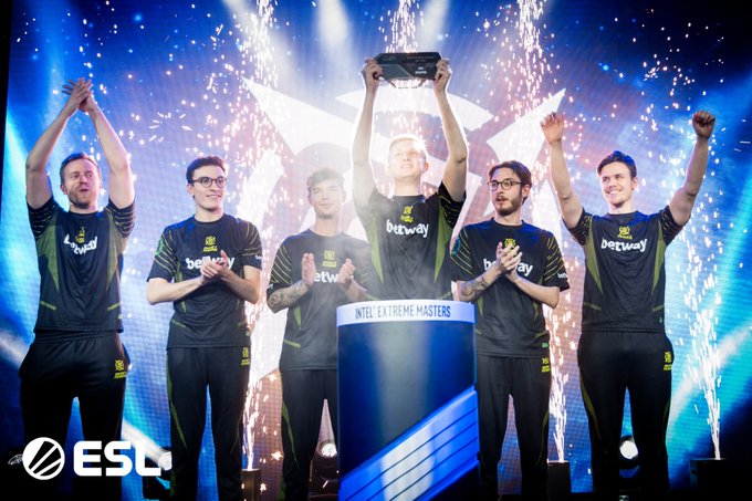 随着F1赛 随着F1赛